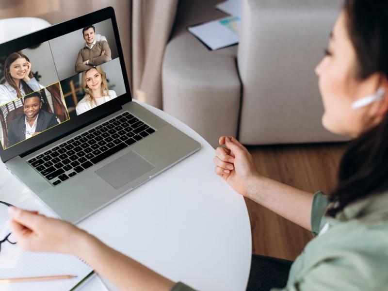 учится удаленно