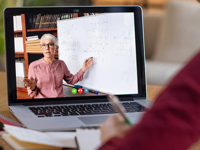 учится удаленно