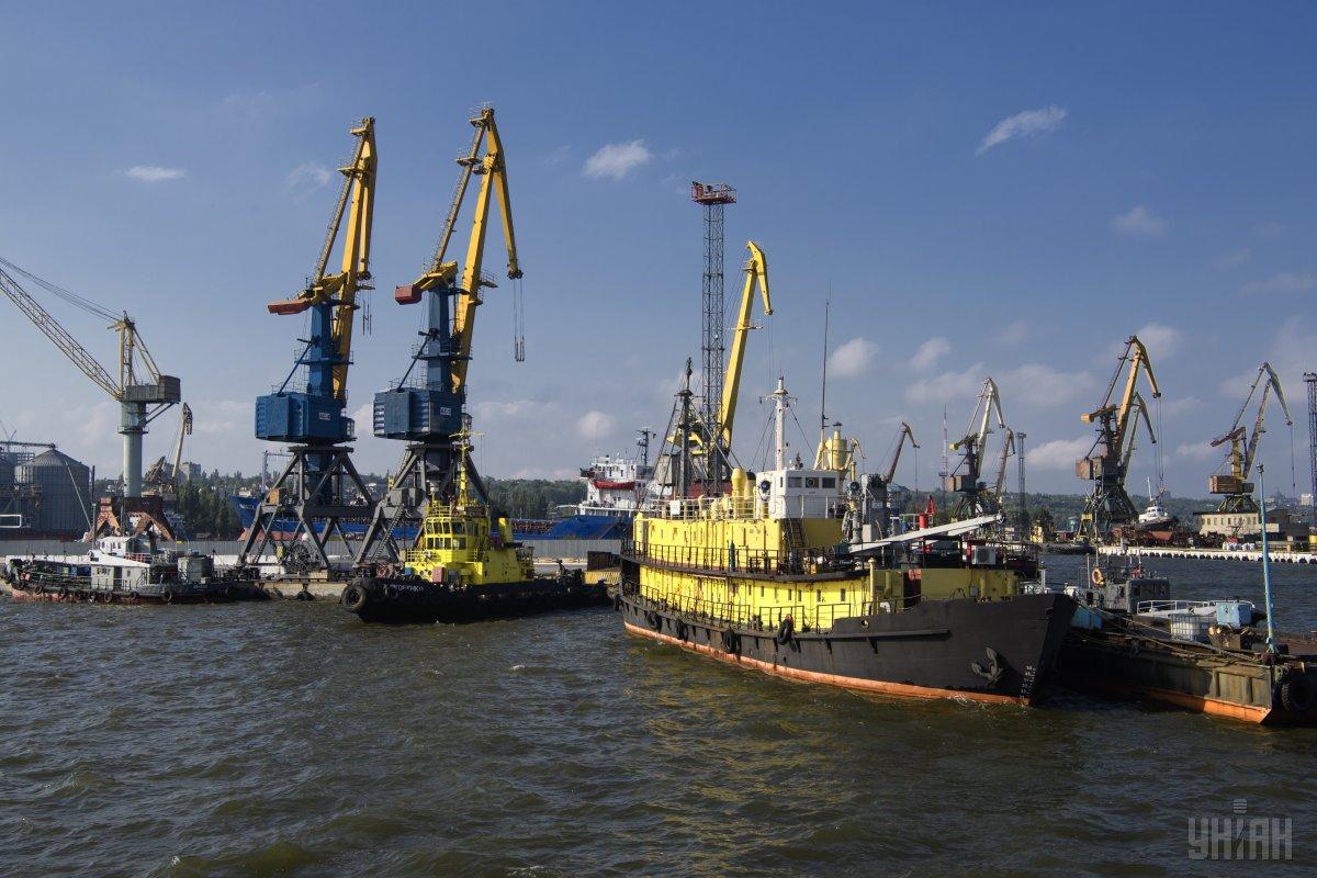 Морская отрасль Украины включает 14 портов на Черном и Азовском морях, которые вместе обрабатывают около 130 миллионов тонн грузов в год
