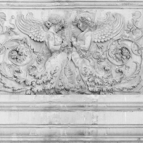 Превратите свой голый офис в итальянский дворец с этими обоями от британских дизайнеров   Молодые и Батталья   это позволяет вам притворяться окруженным ангелами в стиле ренессанс, вырезанными из камня